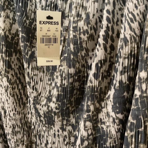 NWT Express Off-the-Shoulder Leopard 🐆 Print Blouse in Gray & White - Picture 5 of 6